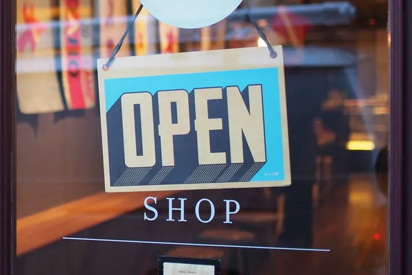 Concepto de tienda en línea en República Dominicana con laptop y paquetes de envío