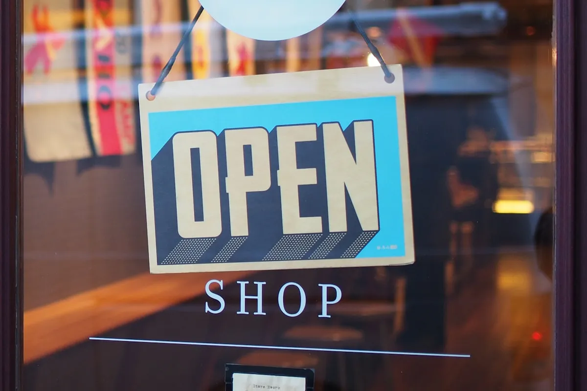 Concepto de tienda en línea en República Dominicana con laptop y paquetes de envío