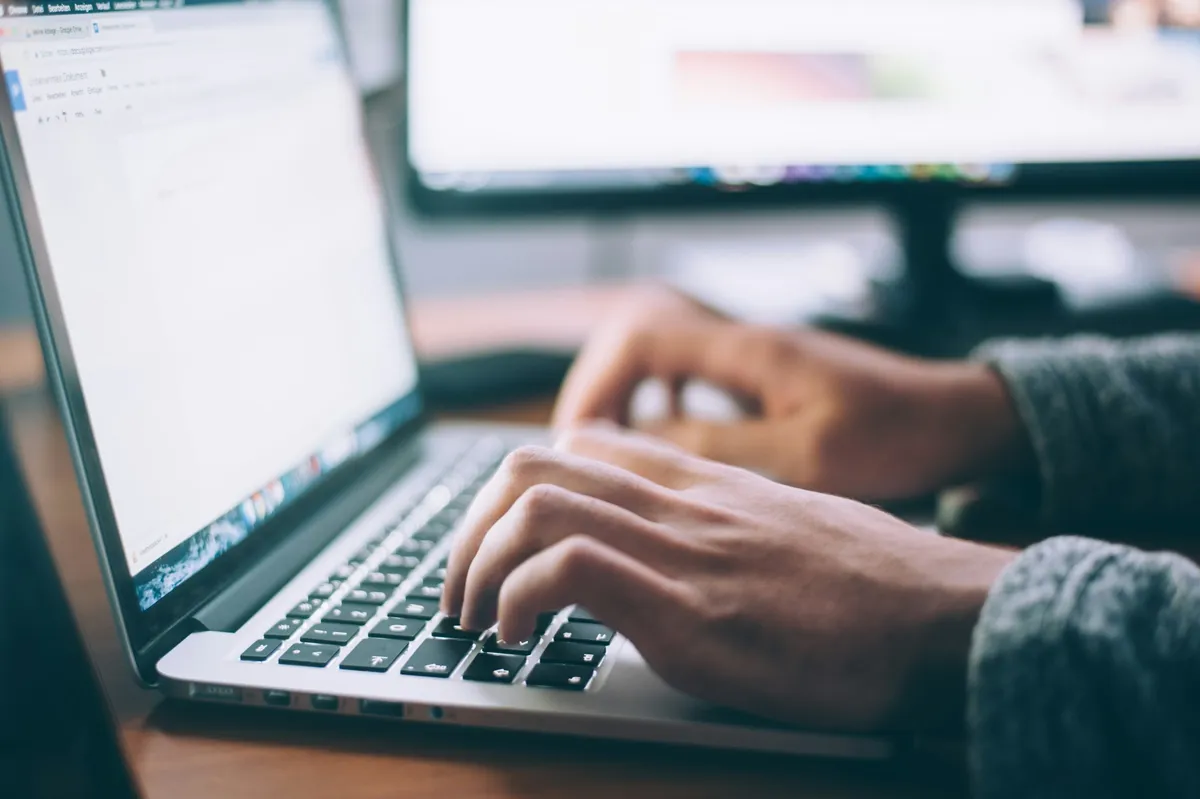 Persona diseñando una página web y analizando métricas de rendimiento