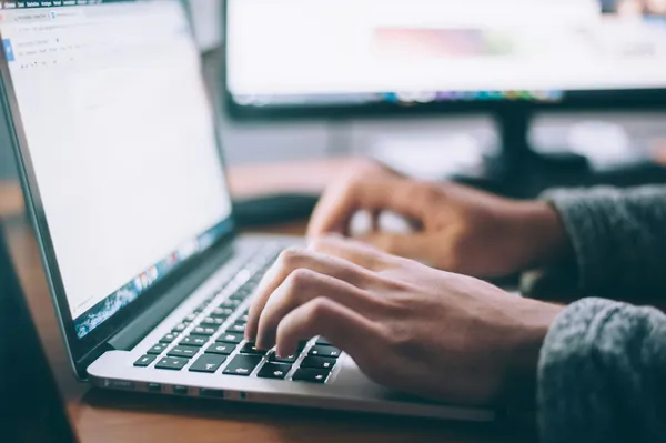 Persona diseñando una página web y analizando métricas de rendimiento