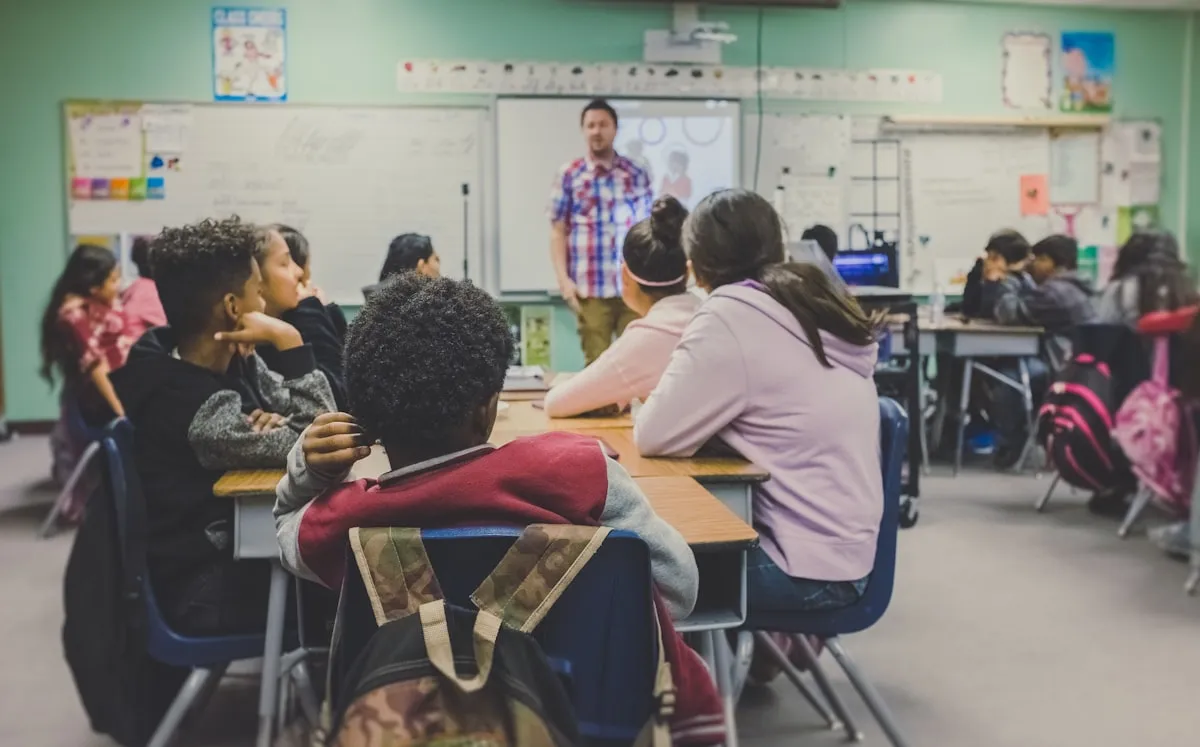 Estudiantes y tabletas representando la digitalización y gestión escolar en República Dominicana
