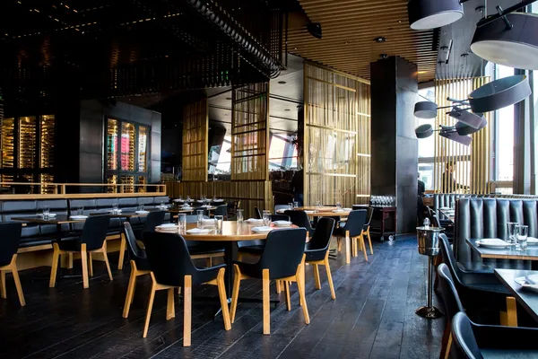 Interior de restaurante moderno en Santo Domingo