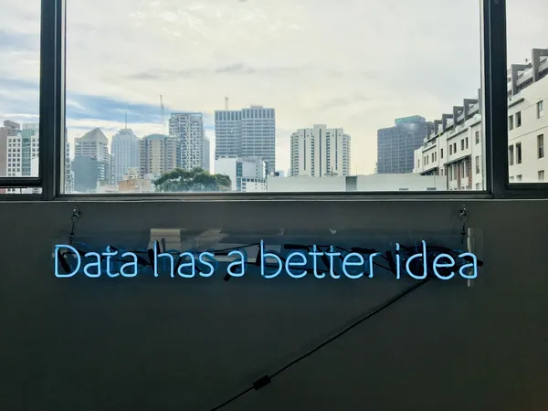 Representación conceptual de Inteligencia Artificial con redes de datos y luz azul y naranja