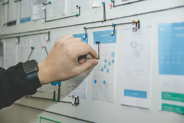 Diseñador web configurando un panel autogestionable en Santo Domingo