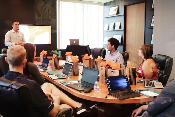 Equipo de trabajo revisando estrategias en una pizarra brillante
