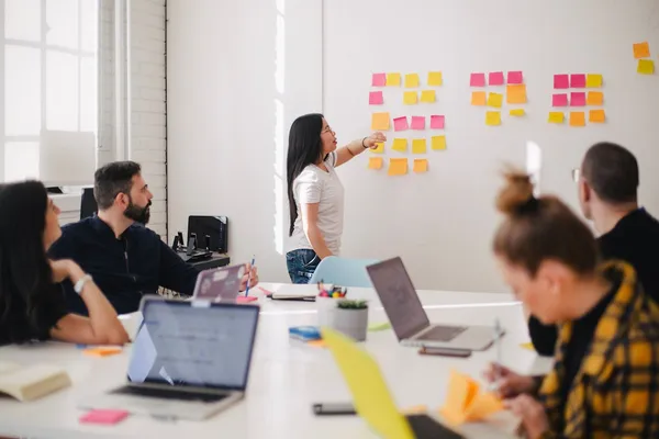 Equipo de ventas revisando métricas de clientes en pantalla