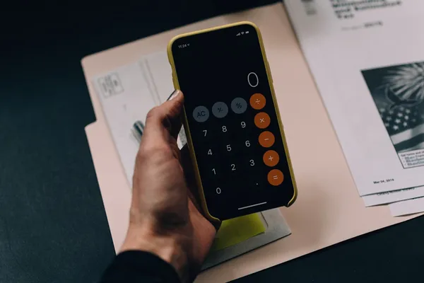 Calculadora y gráficos de finanzas representando la facturación electrónica en República Dominicana