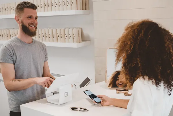 Persona comprando en tienda online desde teléfono celular