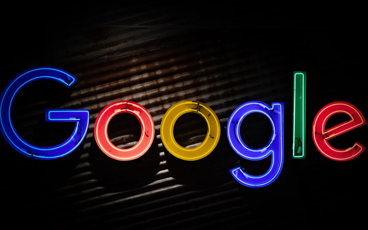 Búsqueda en Google en pantalla de laptop