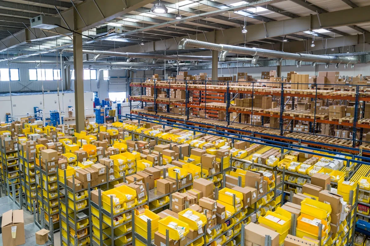 Almacén organizado con cajas y sistema de inventario digital