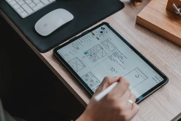 Diseñador en Santo Domingo trazando wireframes de UX/UI en tableta digitalizadora