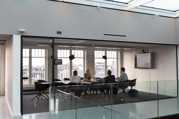 Recepcionista usando sistema digital de reservas en tablet