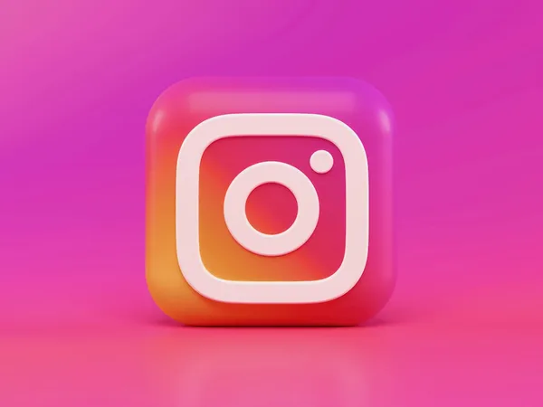 Teléfono celular mostrando feed de redes sociales