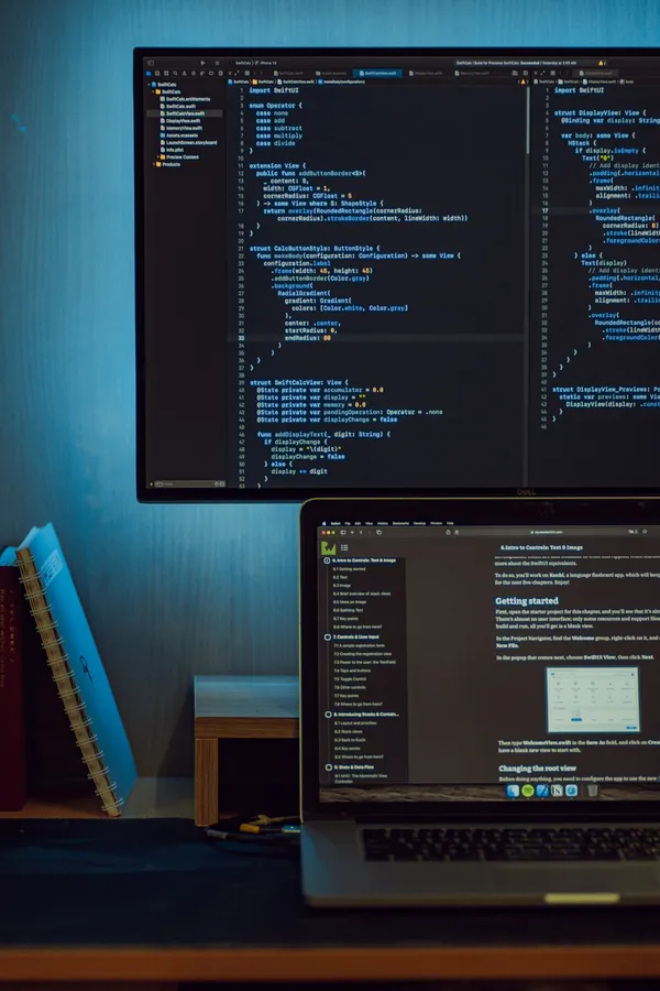 Persona utilizando un teléfono inteligente chateando en una app de mensajería con fondo de luces cálidas