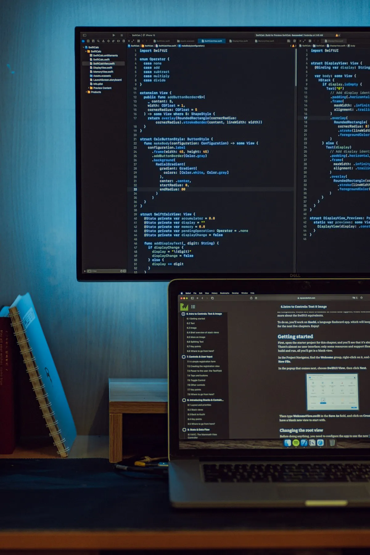 Persona utilizando un teléfono inteligente chateando en una app de mensajería con fondo de luces cálidas